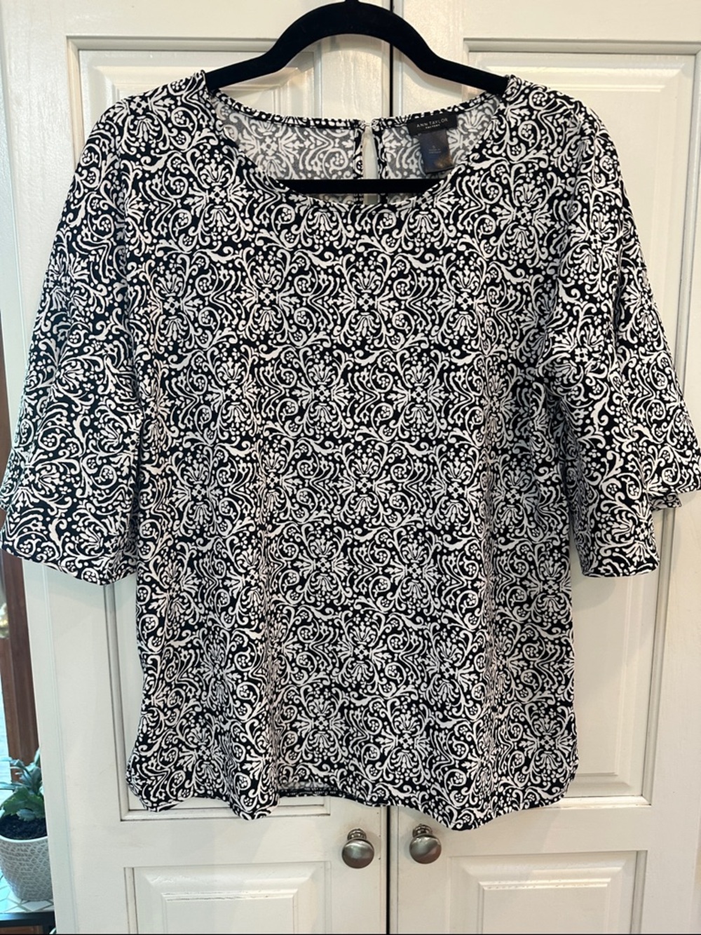 Ann Taylor Factory Black & White Scroll-Print Scoop Neck Blouse